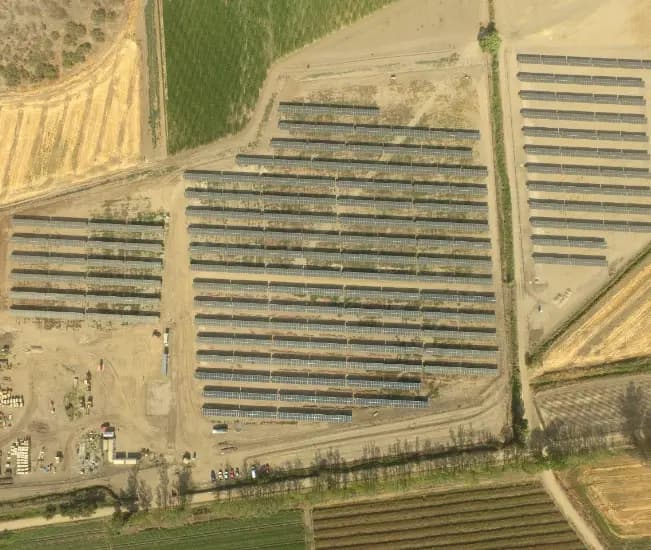 Vista aérea de obras civiles y montaje en una planta fotovoltaica