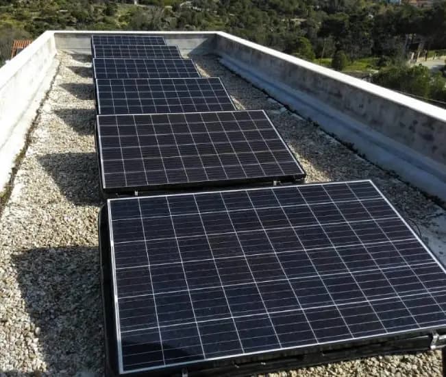 Módulos fotovoltaicos instalados sobre una cubierta plana