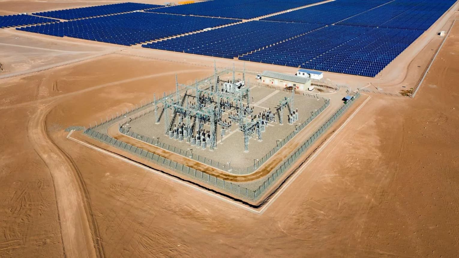 Vista aérea de una subestación junto a una planta solar