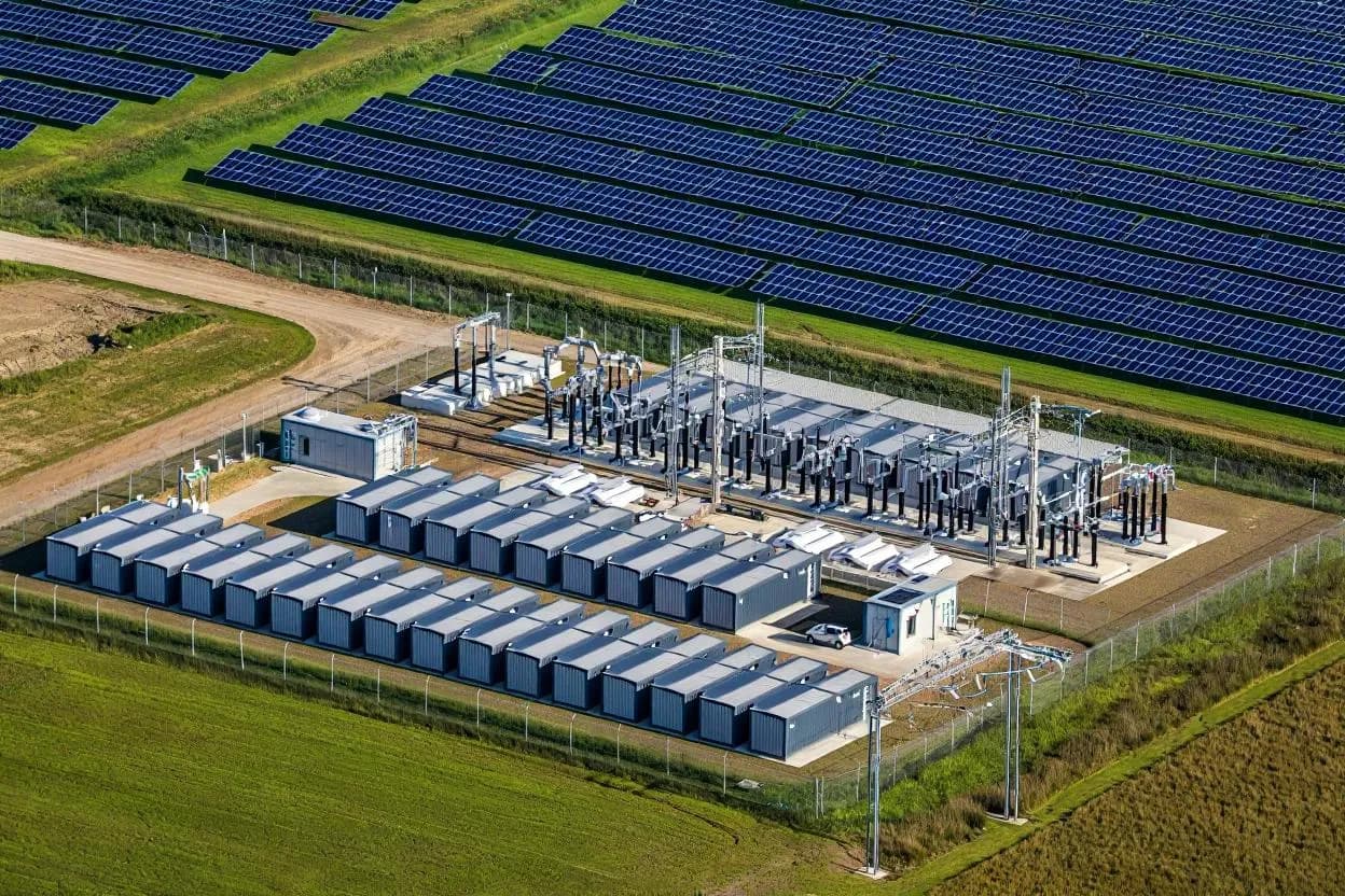 Vista aérea de una planta solar con sistema de almacenamiento BESS y subestación